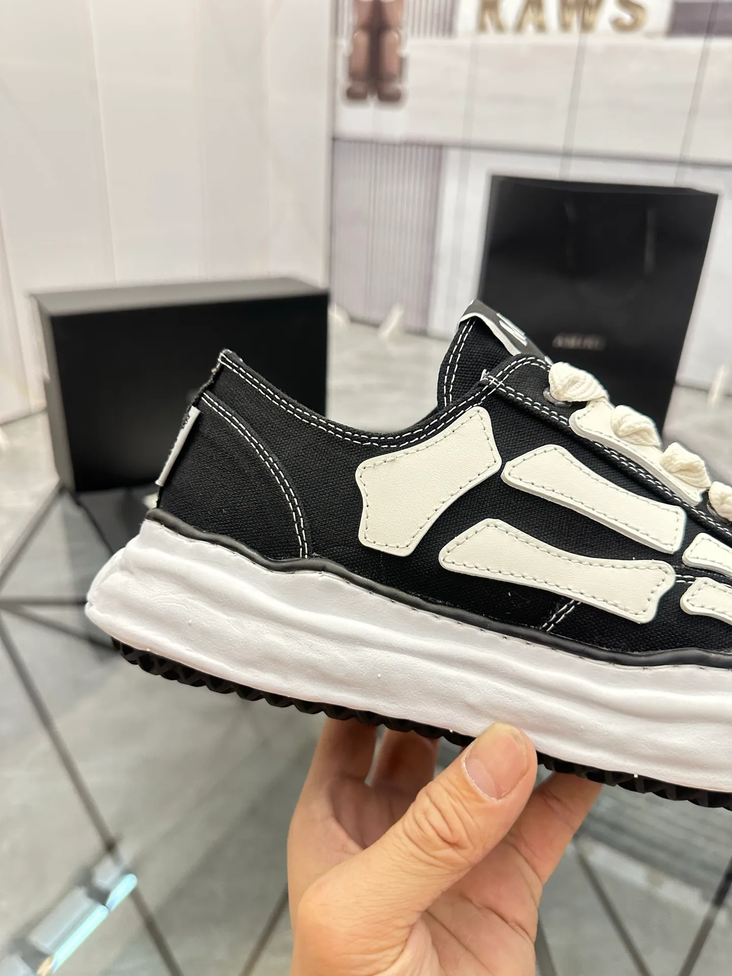 Men's shoes: 💰P520¥ High-end quality Product trademark: AMIRI* "Emil*" low-top casual shoes Regular size: 39-45 (can be customized to 46) Product materials: Upper imported original fabric spliced ​​cowhide, breathable lining, original outsole. Number: 525